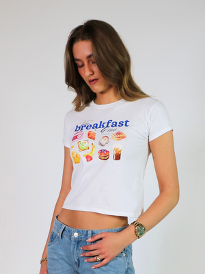 BREAKFAST CLUB BABY TEE - HVID