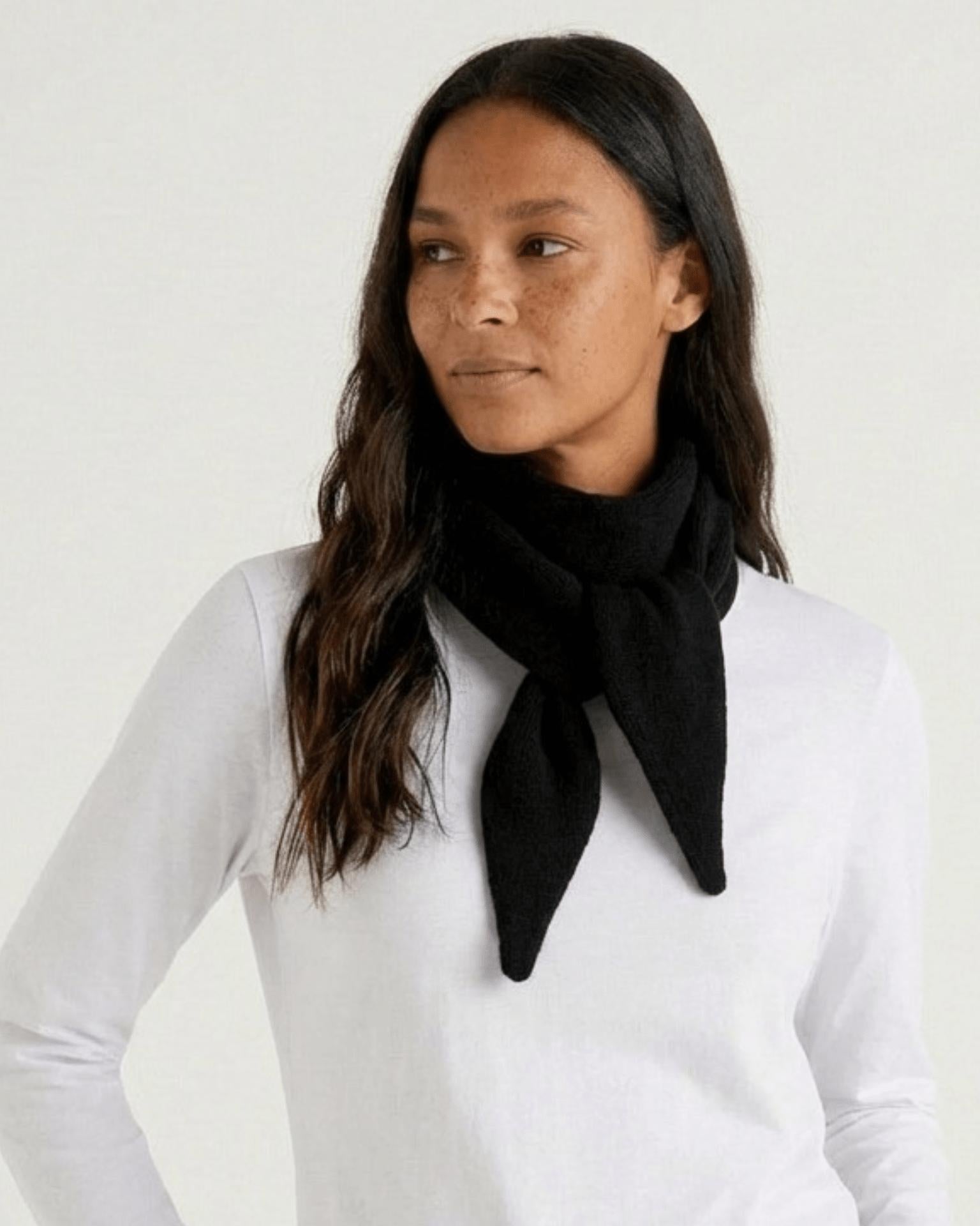 KOMMA TRAINGLE SCARF - BLACK