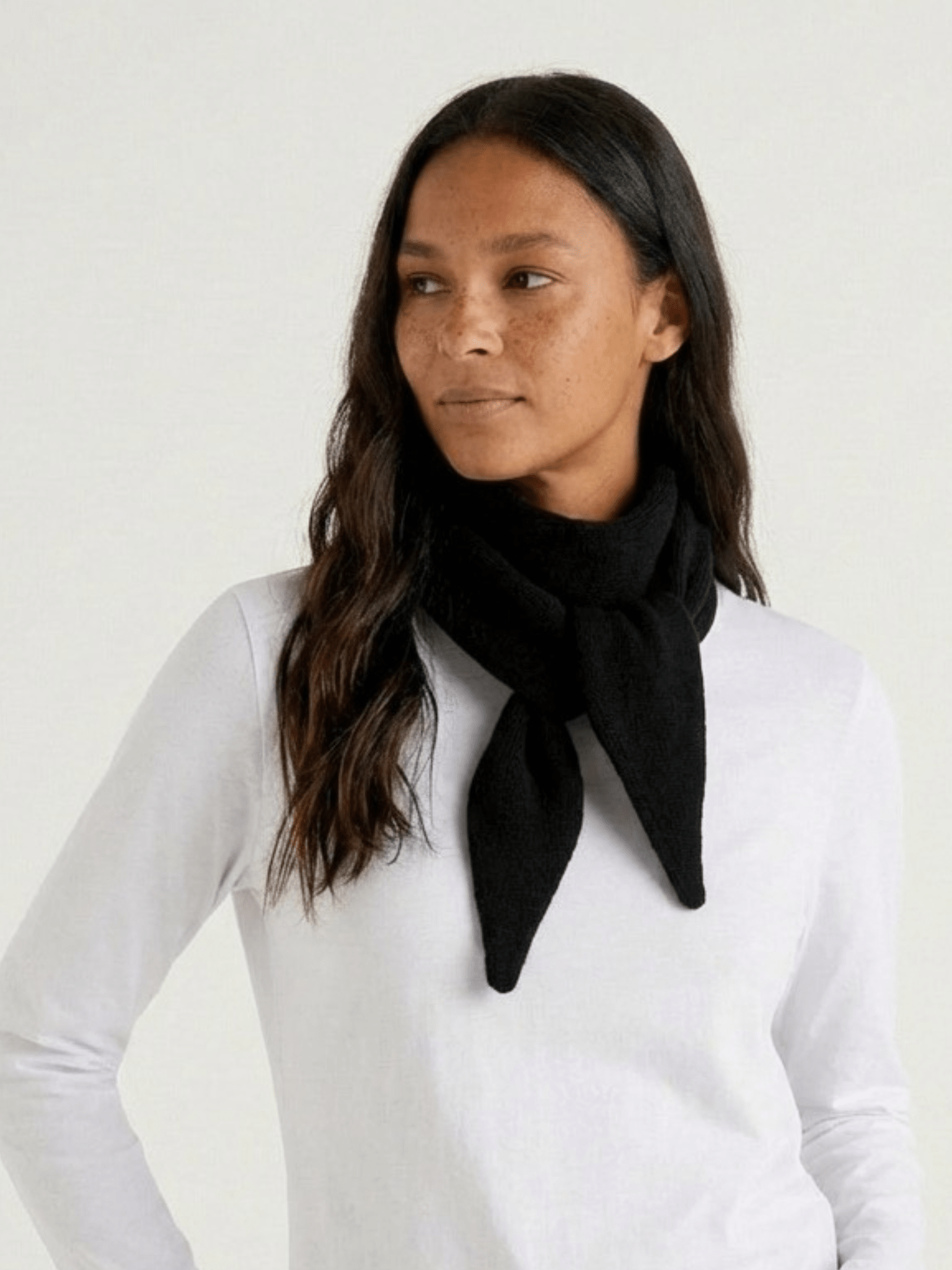KOMMA TRAINGLE SCARF - BLACK