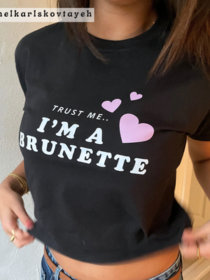 TRUST ME - BRUNETTE, BABY TEE - SORT