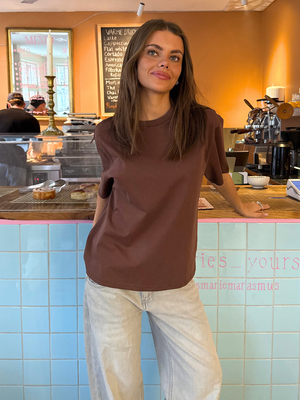 LYKKE TEE - BROWN