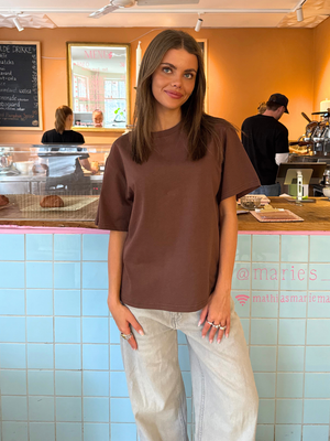 LYKKE TEE - BROWN