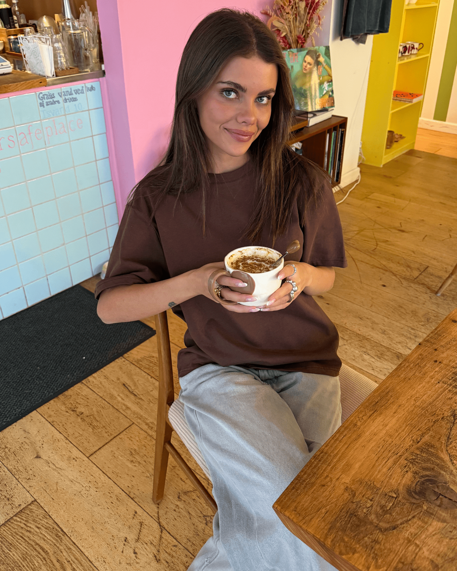 Brun Lykke oversize t-shirt i bomuld på model i en café