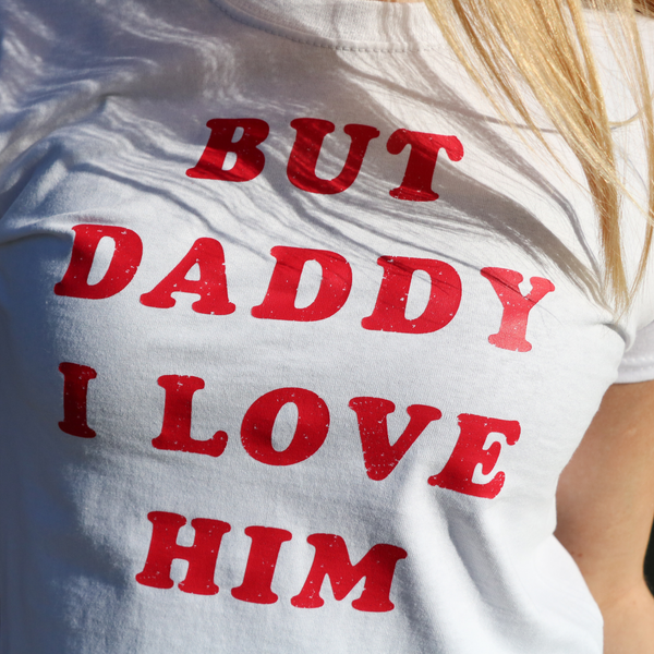BUT DADDY I LOVE HIM, BABY TEE - HVID
