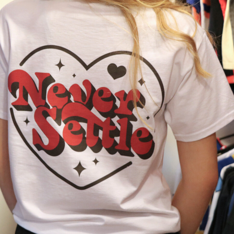 NEVER SETTLE TEE - HVID