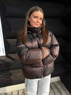 MILLA SHINY PUFFER JACKET - HOT FUDGE