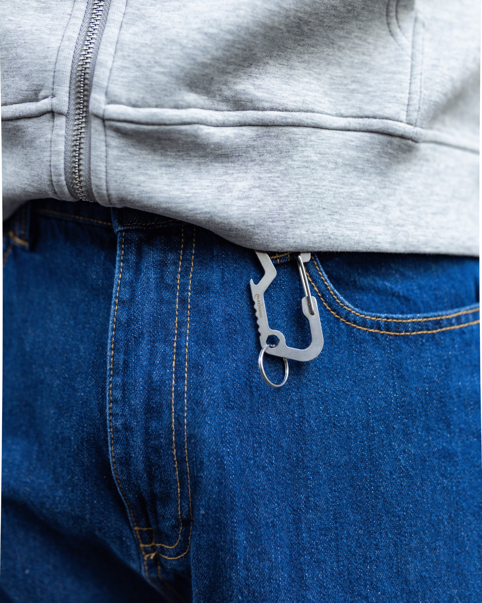 Mørkeblå Tyler baggy jeans med metalklips i bæltestroppen og grå hættetrøje