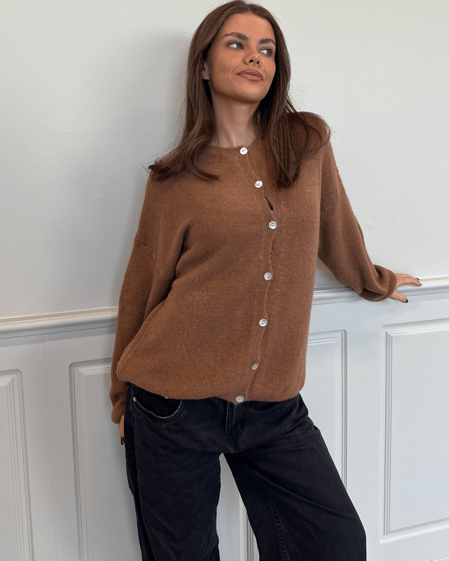Brun Molli strikcardigan med knapper og blød pasform