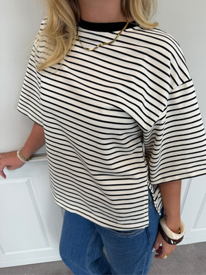 STRIPE TEE, KORTÆRMET - OFFWHITE/BLACK
