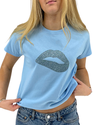 GLITTER LIPS (BLÅ) , BABY TEE - LYS BLÅ