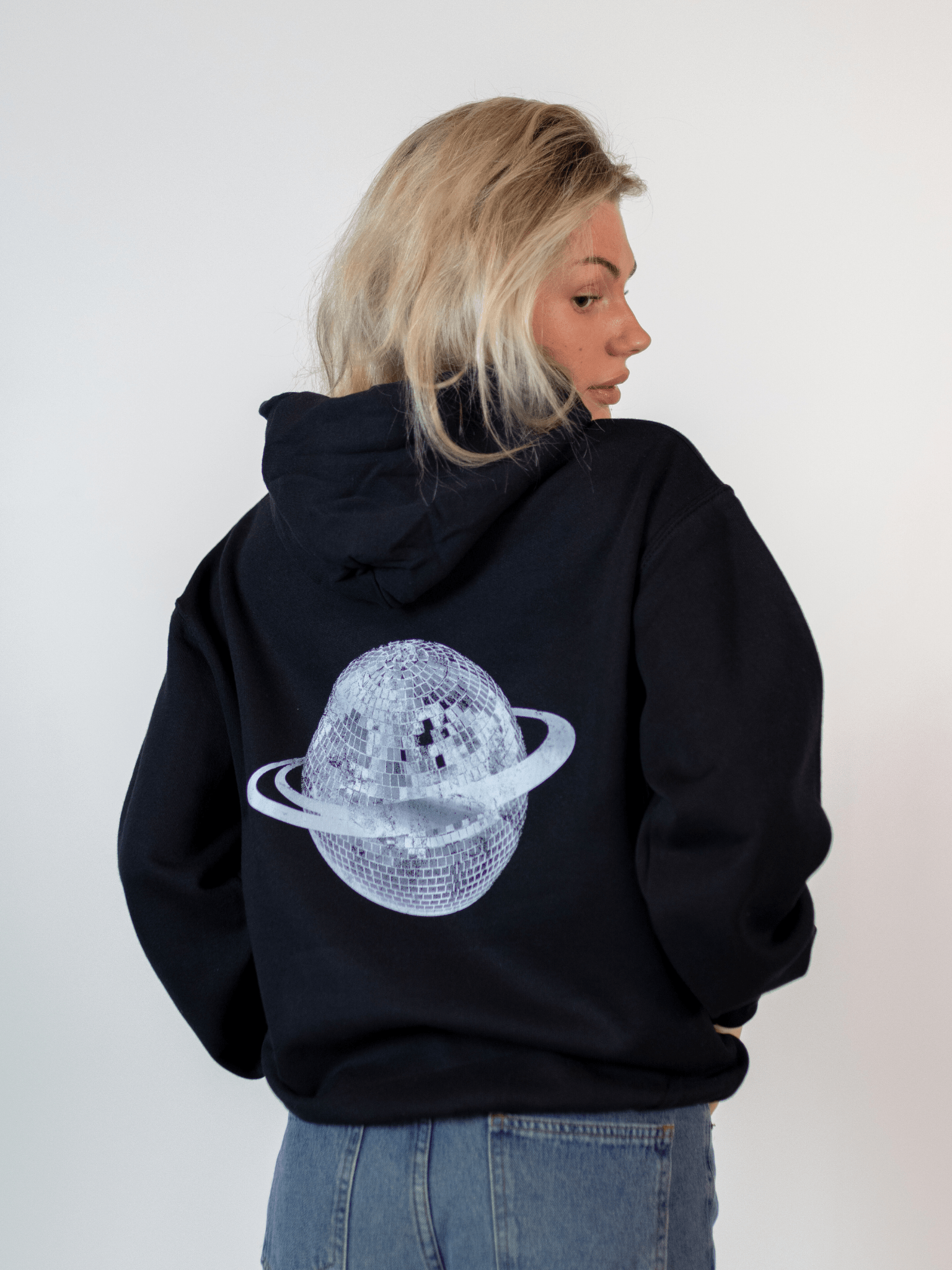 PLANET DISCO (hvid) HOODIE (rygprint) - SORT