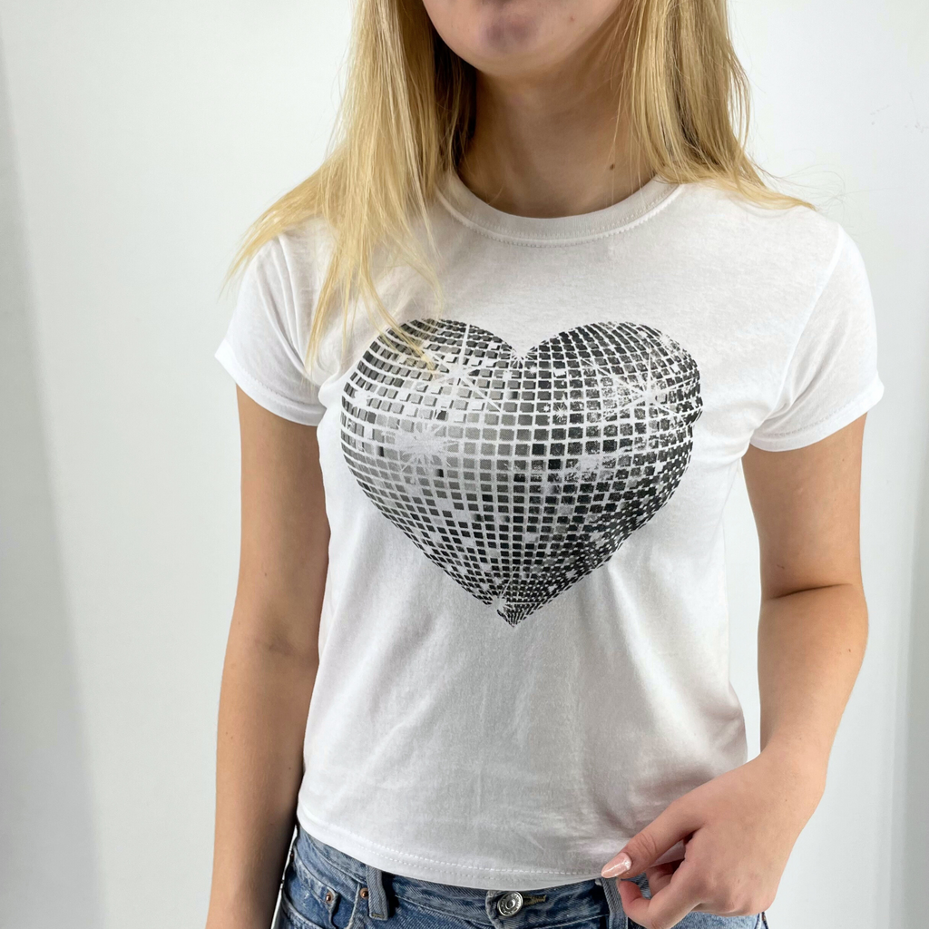 HEART DISCO (SORT) BABY TEE - HVID – Dinvintageshop