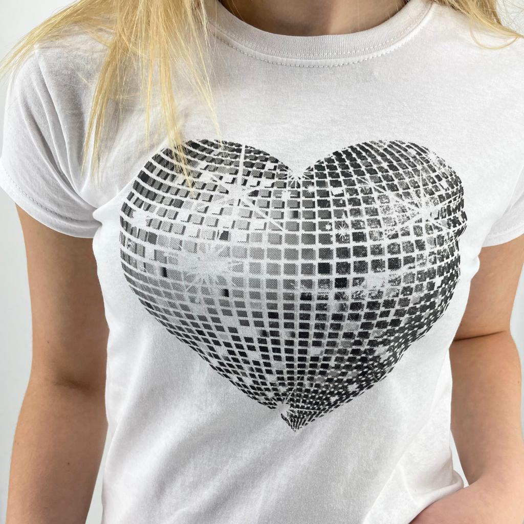 HEART DISCO (SORT) BABY TEE - HVID – Dinvintageshop