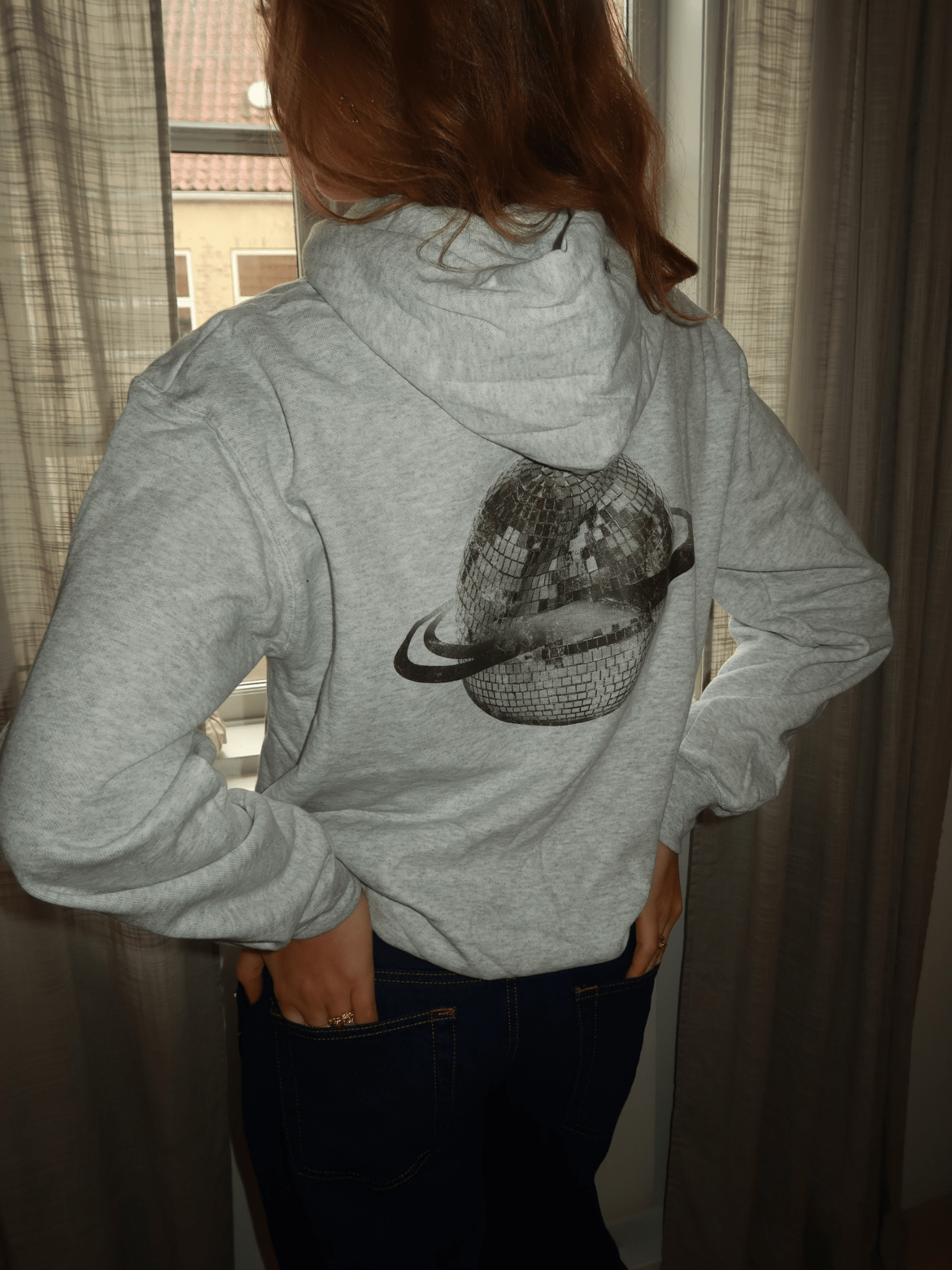 PLANET DISCO (sort) HOODIE (rygprint) - GRÅ