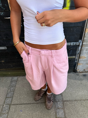 AIA SUIT JORTS - LYSERØD