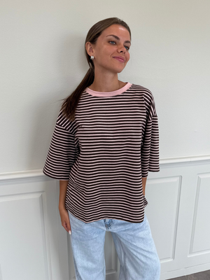 STRIPE TEE, KORTÆRMET - BROWN / LT PINK