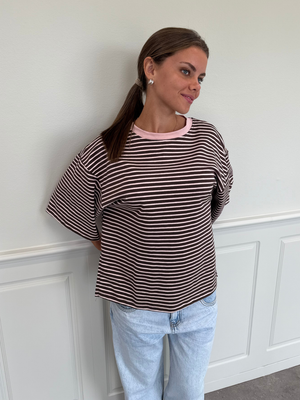 STRIPE TEE, KORTÆRMET - BROWN / LT PINK