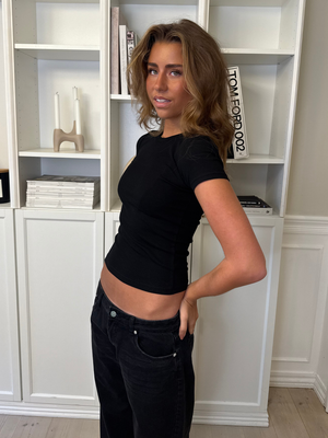 TILDE KORTÆRMET T-SHIRT - BLACK