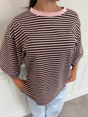 STRIPE TEE, KORTÆRMET - BROWN / LT PINK