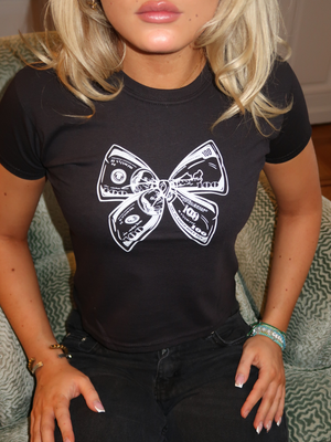 DOLLAR BOW BABY TEE - SORT