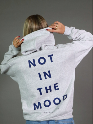 NOT IN THE MOOD HOODIE (rygprint) - GRÅ