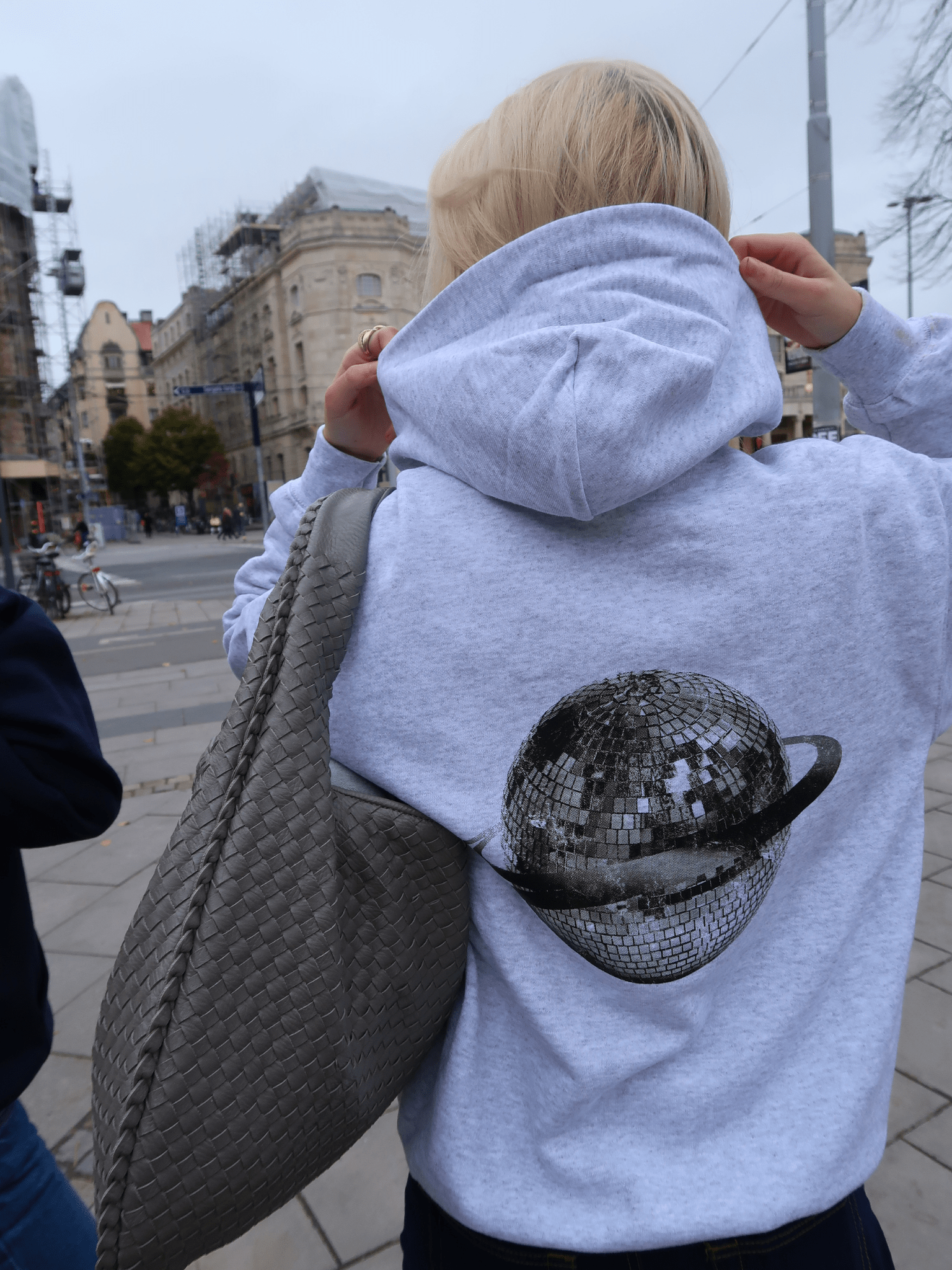 PLANET DISCO (black) HOODIE (rygprint) - GREY