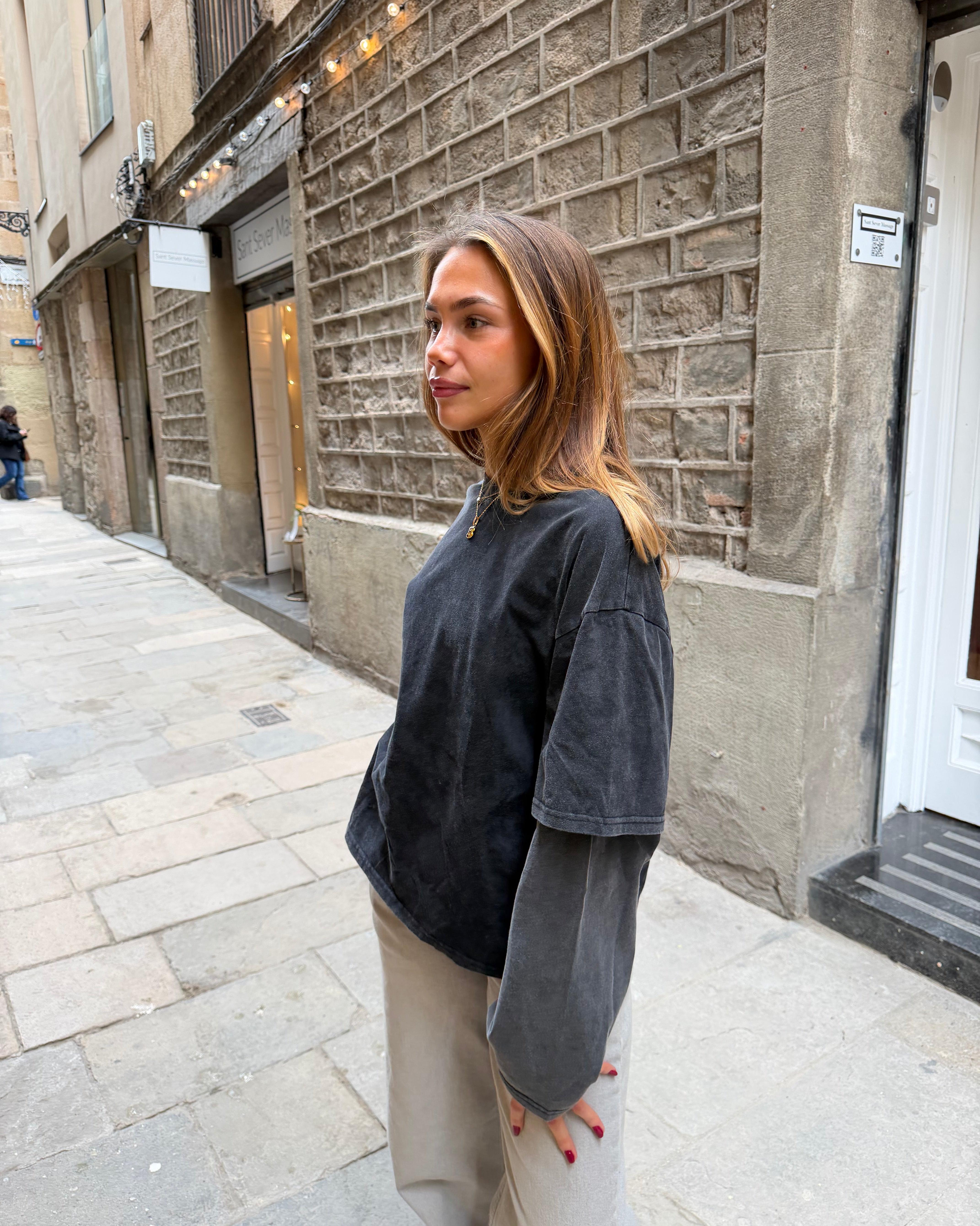 Oversize mørkegrå og sort Alvia layered tee i bomuld med lange ærmer og vintage-vask.