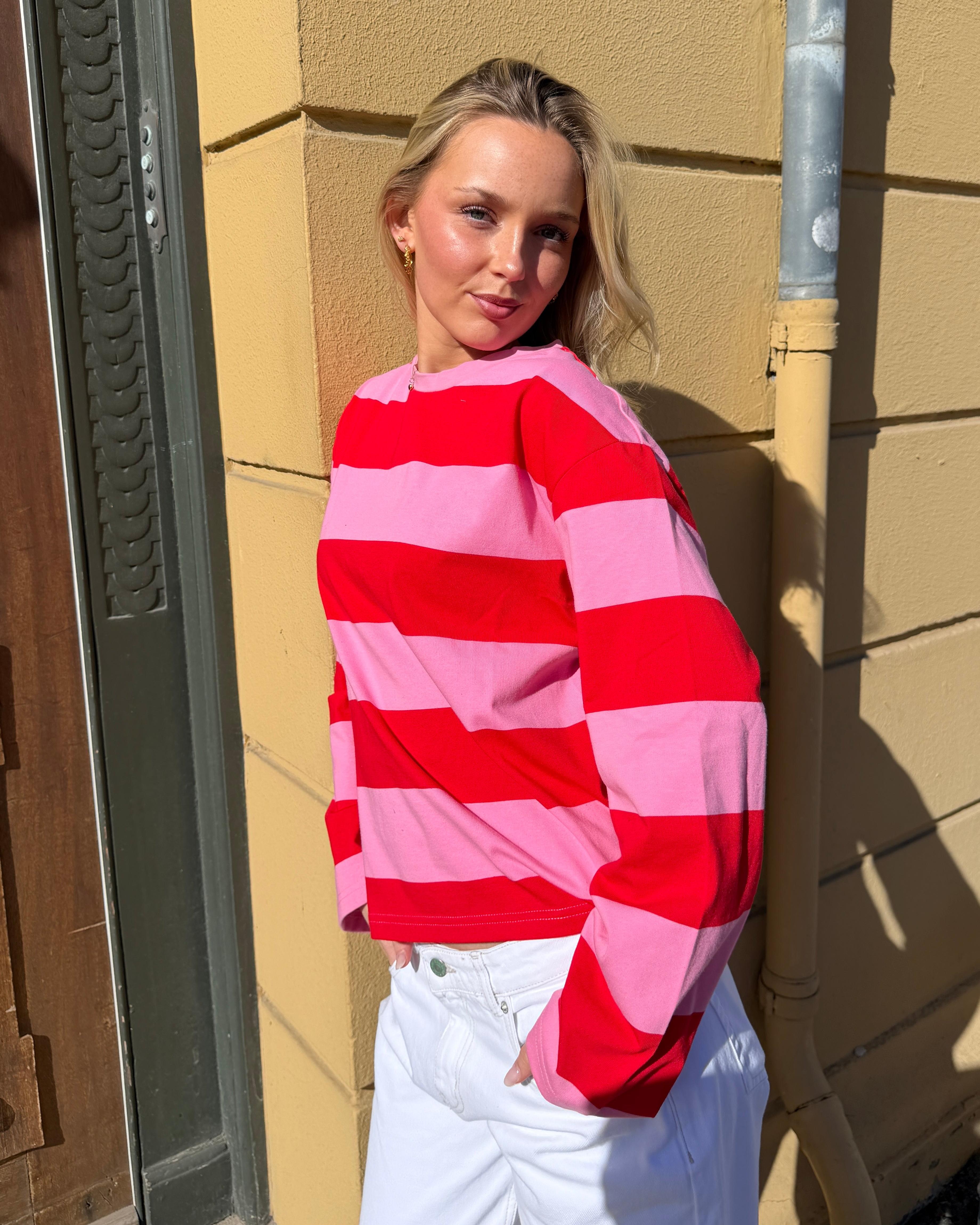 Oversize langærmet Mynte t-shirt med brede pink og røde striber.