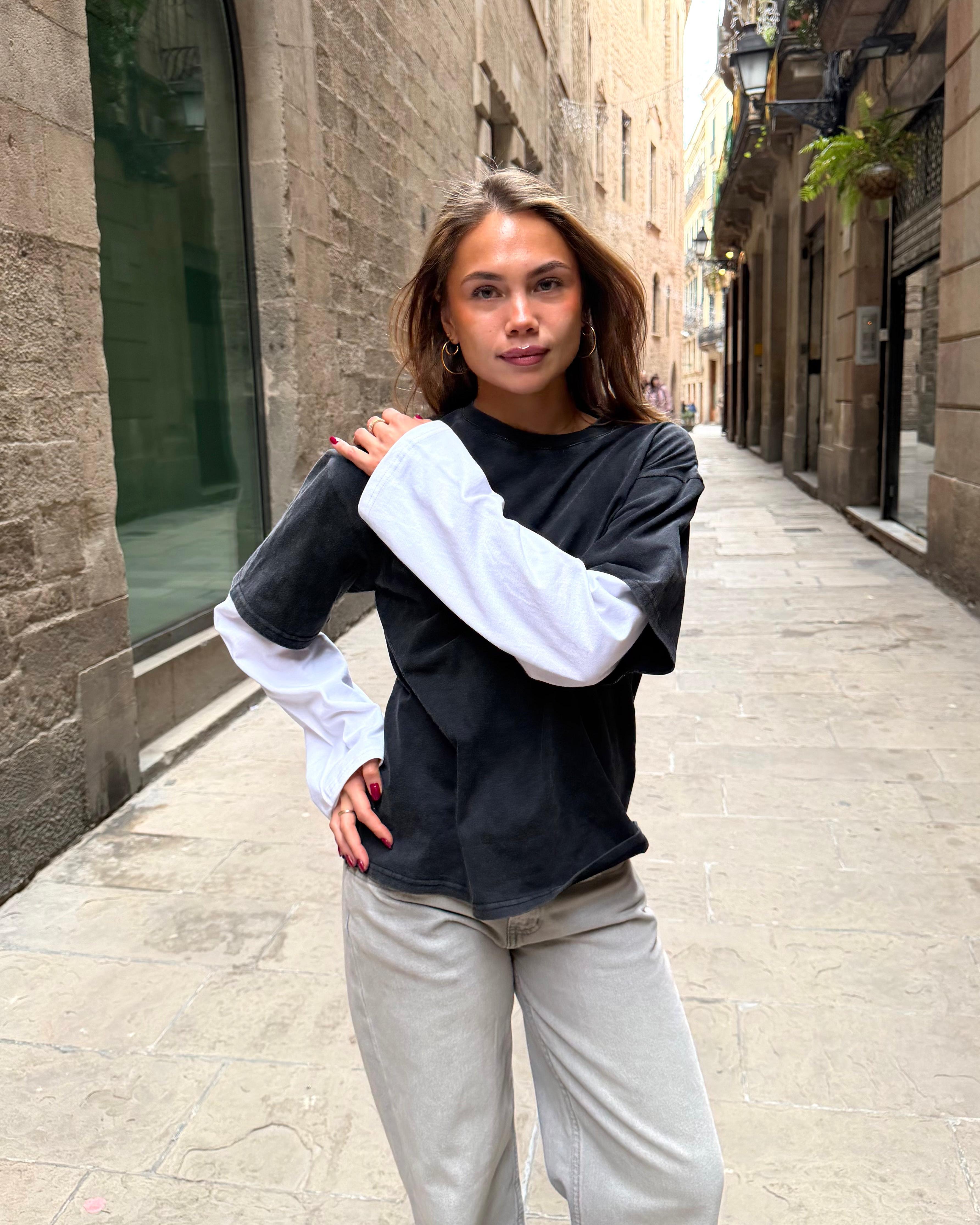 Alvia layered tee i sort og hvid bomuld med oversize pasform og lange ærmer