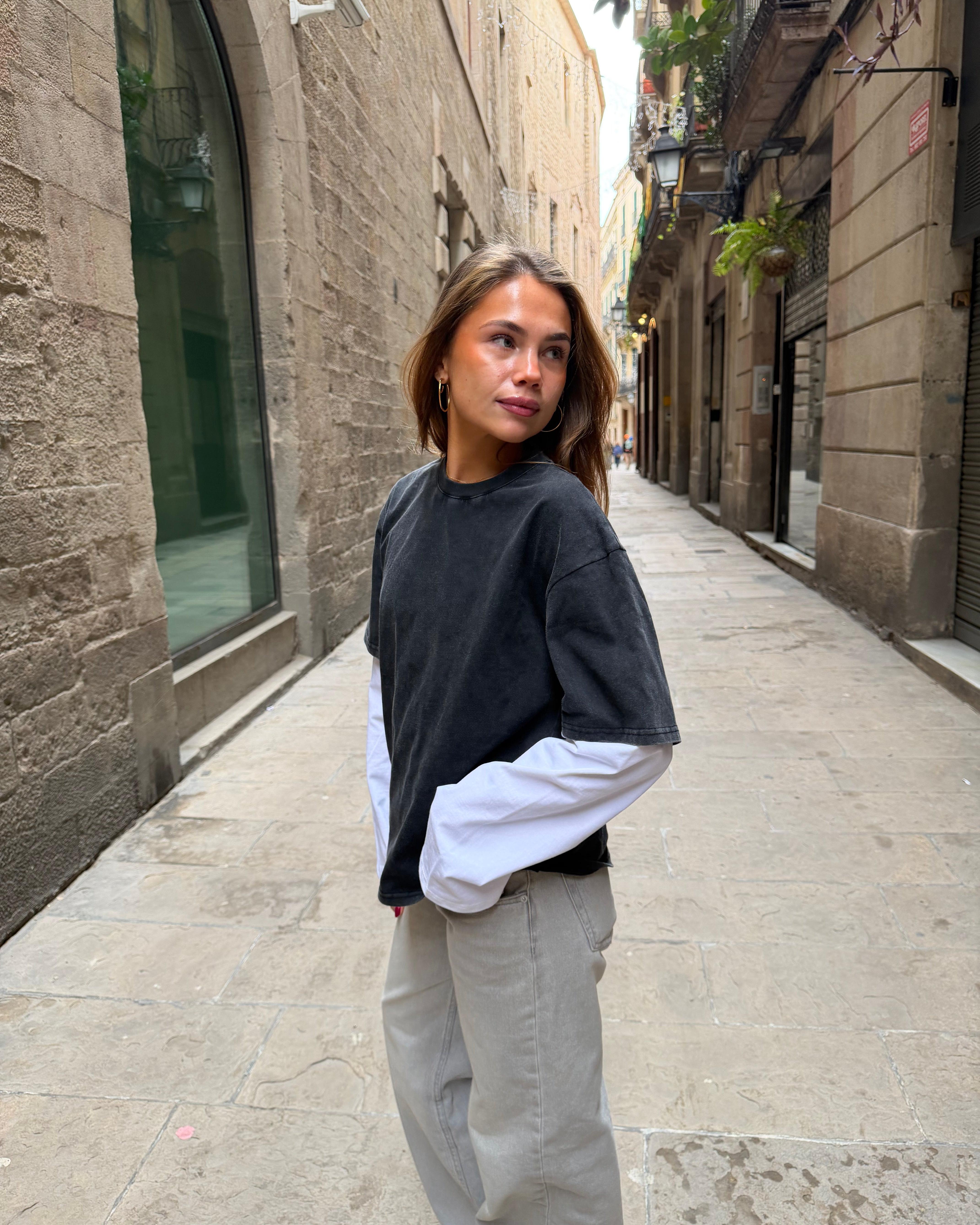 Alvia layered tee i sort og hvid bomuld med oversize pasform og lange ærmer