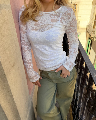 Hvid langærmet Alix blonde top i tætsiddende pasform med blomstermønster