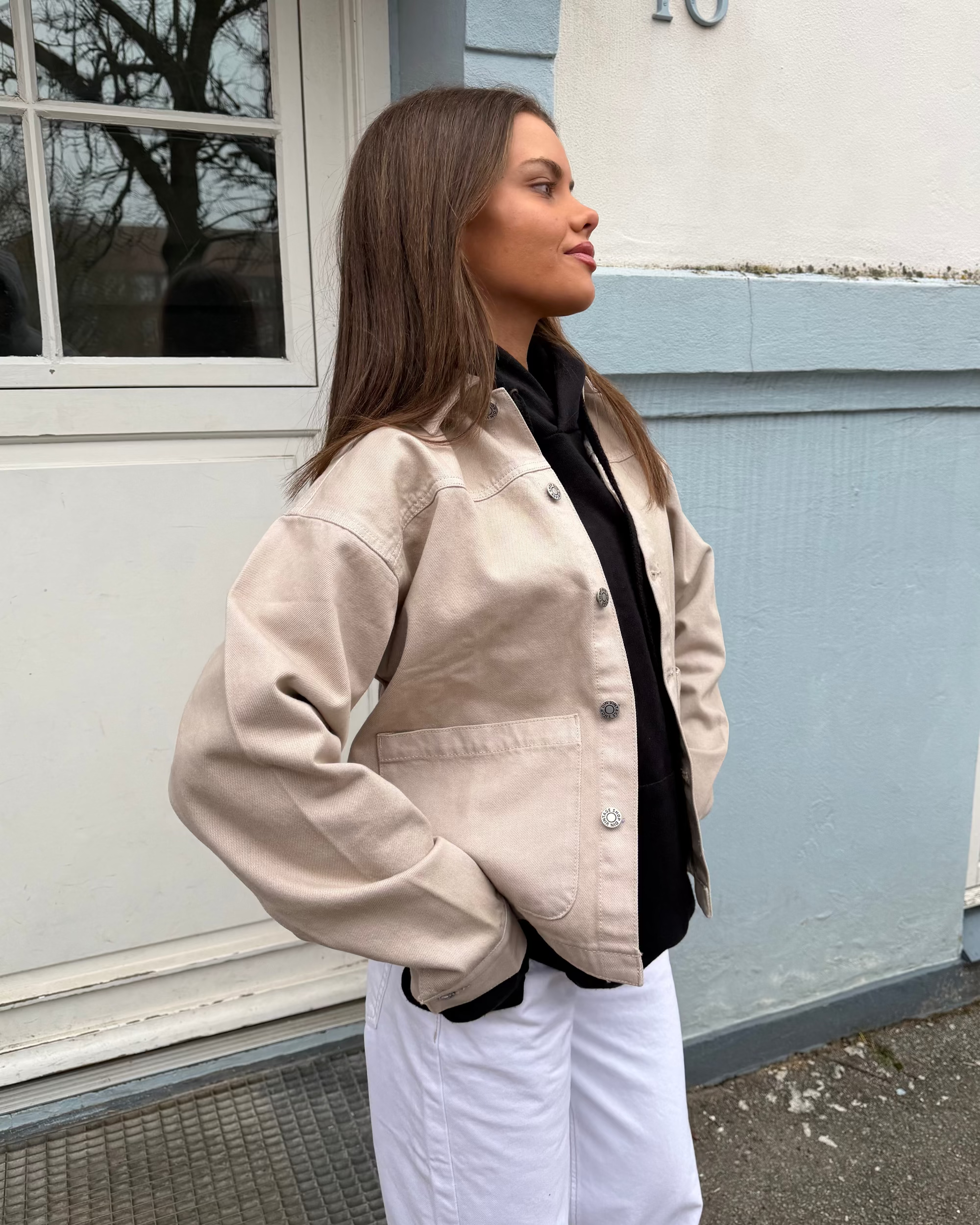 Sia denimjakke i sandfarvet bomuld med knapper og lommer foran