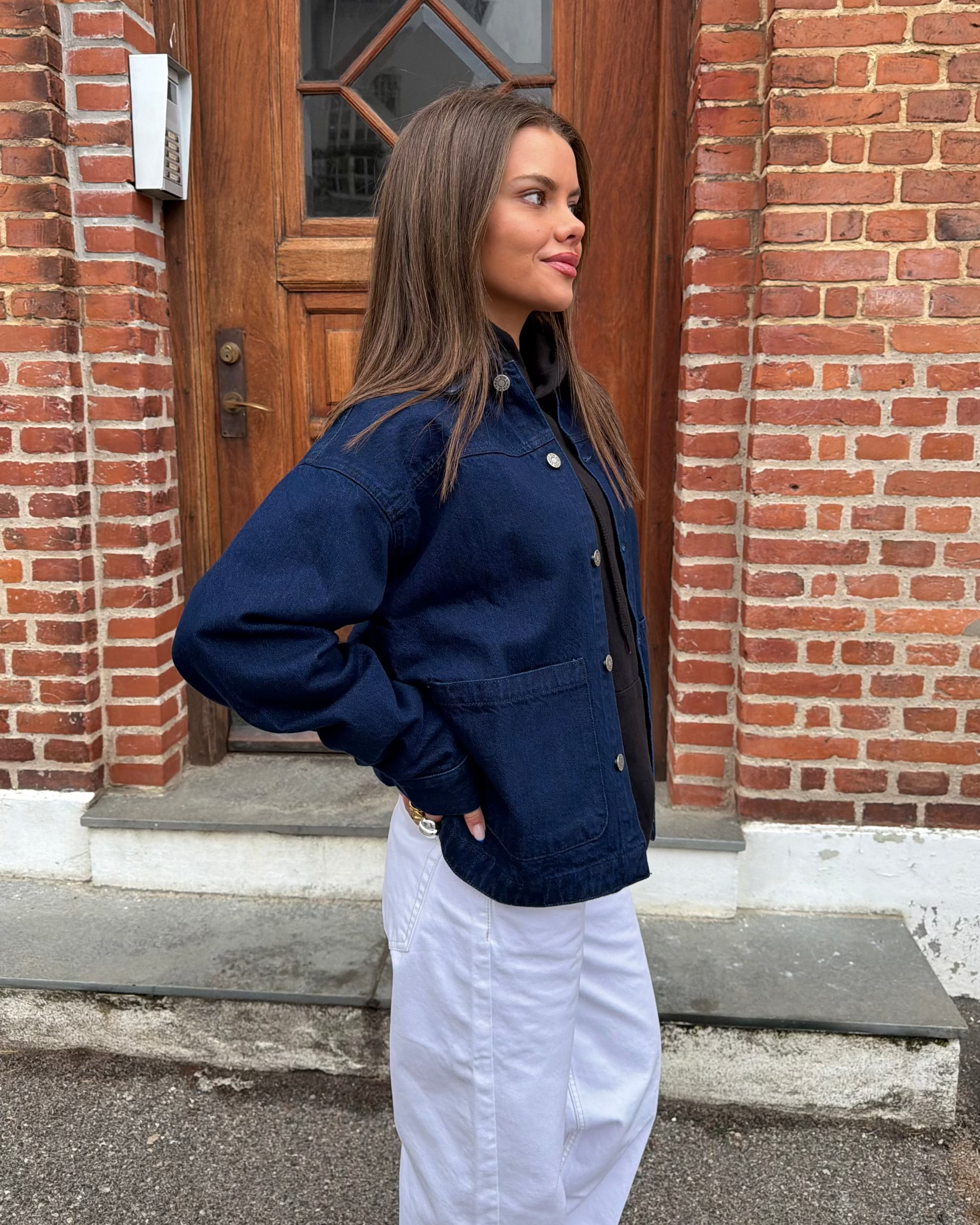 Mørkeblå Sia denimjakke i bomuld med knapper og lommer, vist på model