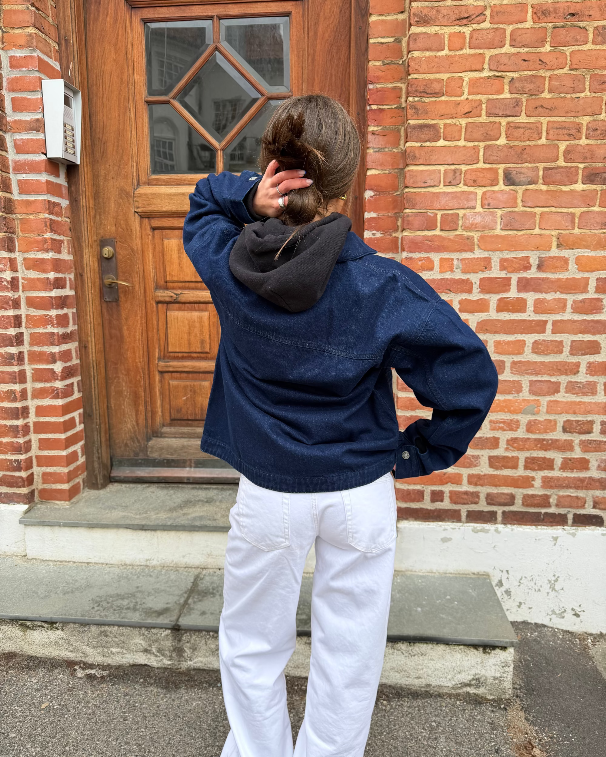 Mørkeblå Sia denimjakke i bomuld set bagfra på model med hvide jeans