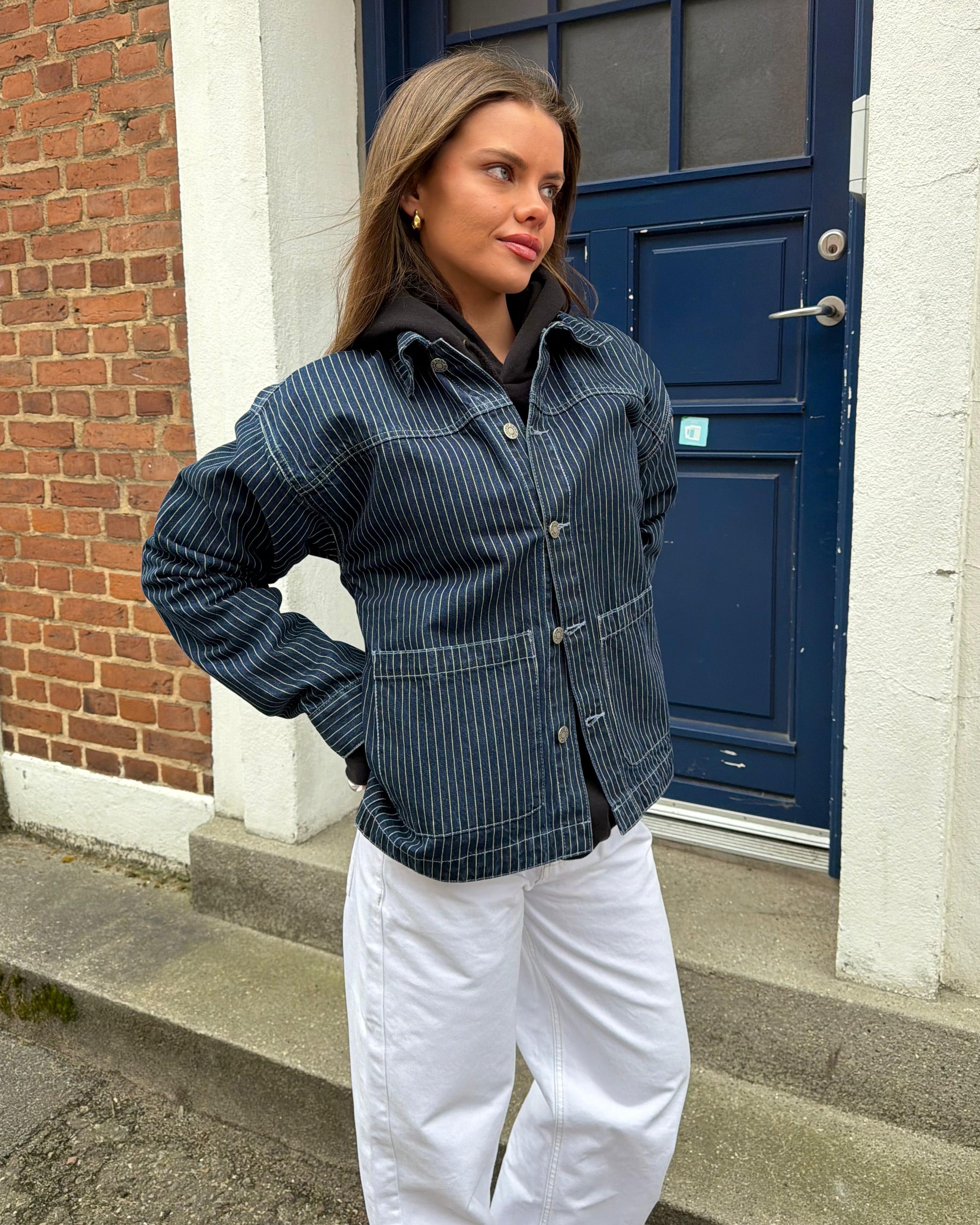Mørkeblå stribet Sia denimjakke med knapper og lommer, vist på model