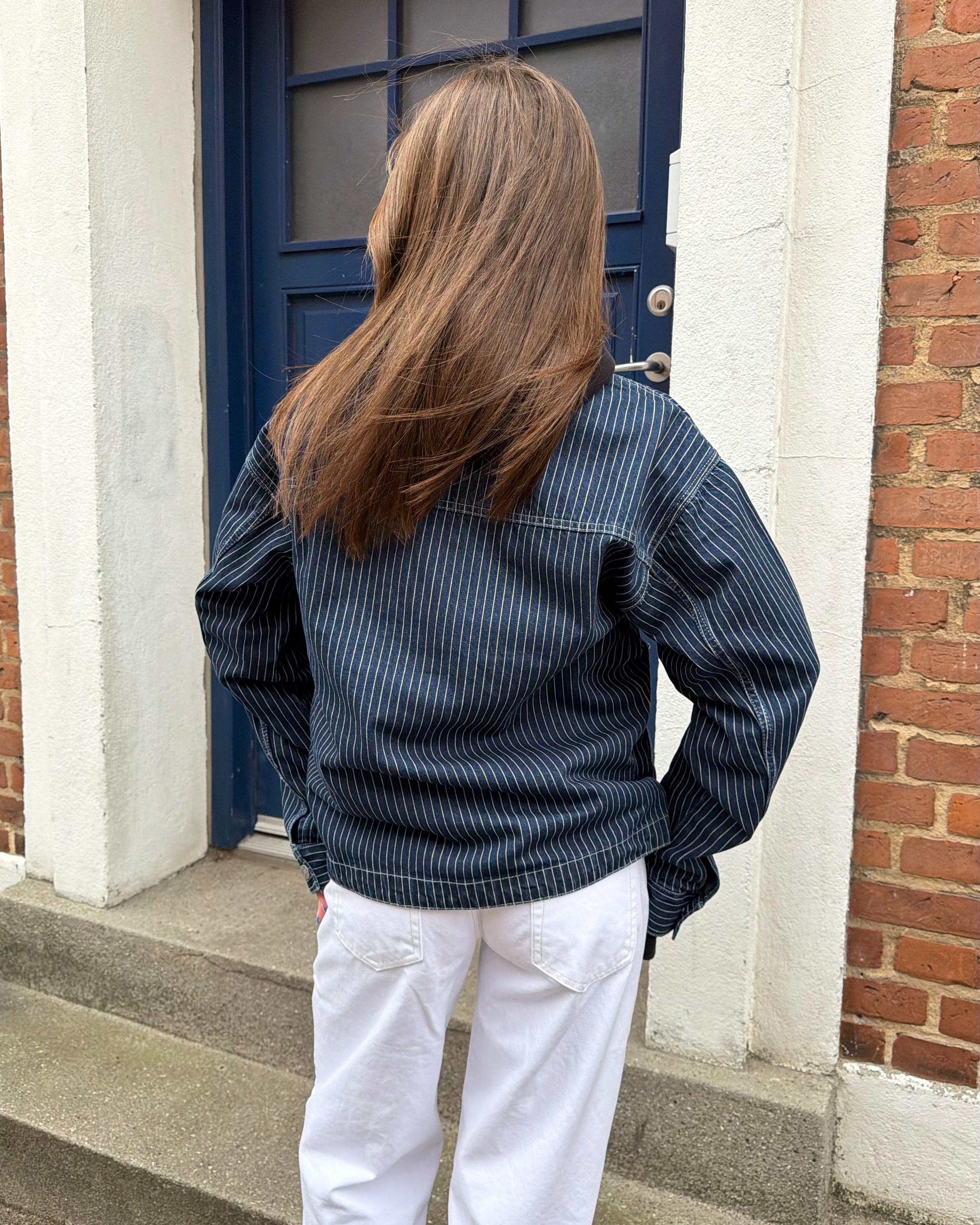 Mørkeblå stribet Sia denimjakke i bomuld set bagfra på model