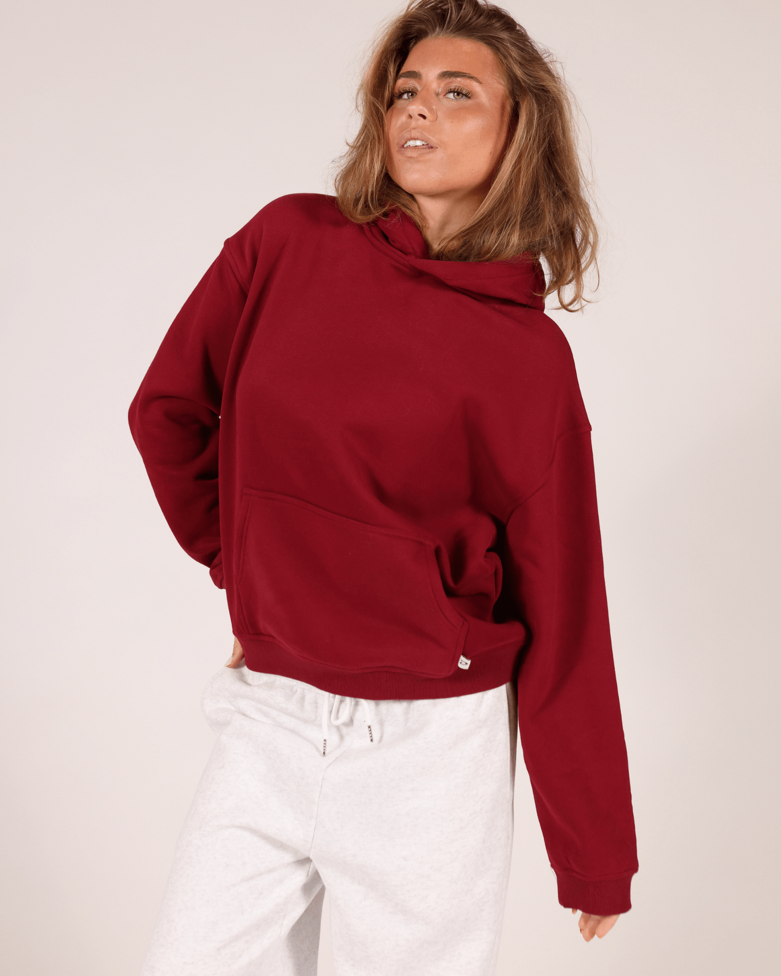 Oversized burgundy hoodie i blød bomuld med kængurulomme og hætte