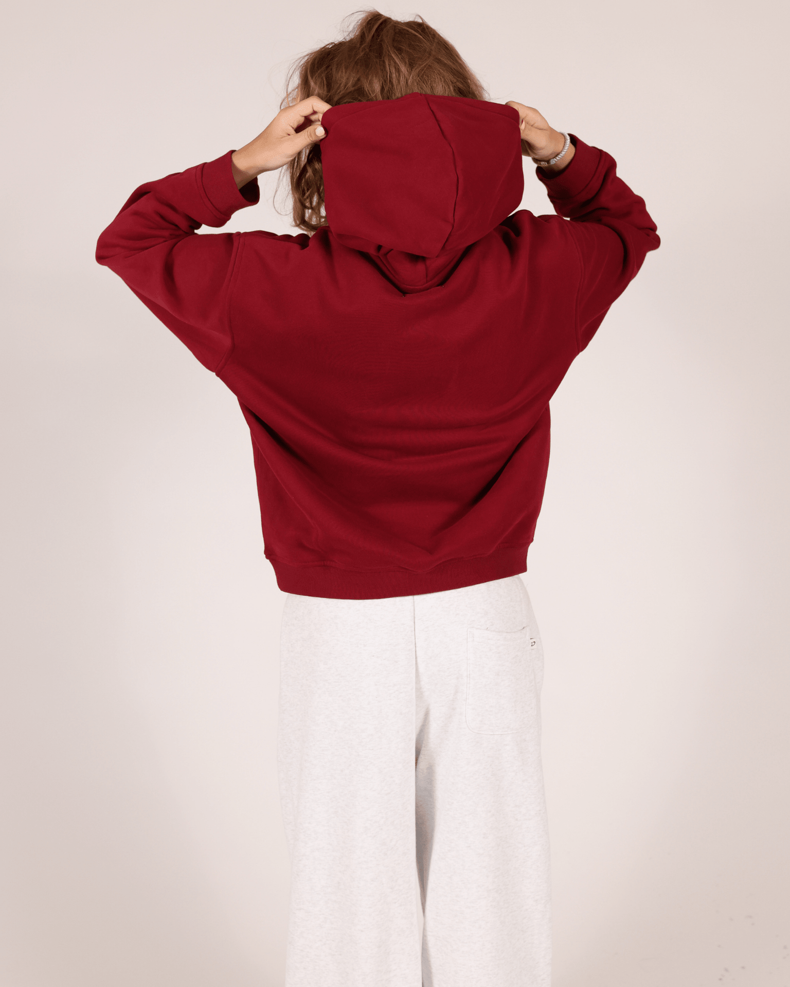 Oversized burgundy hoodie i bomuld set bagfra på model