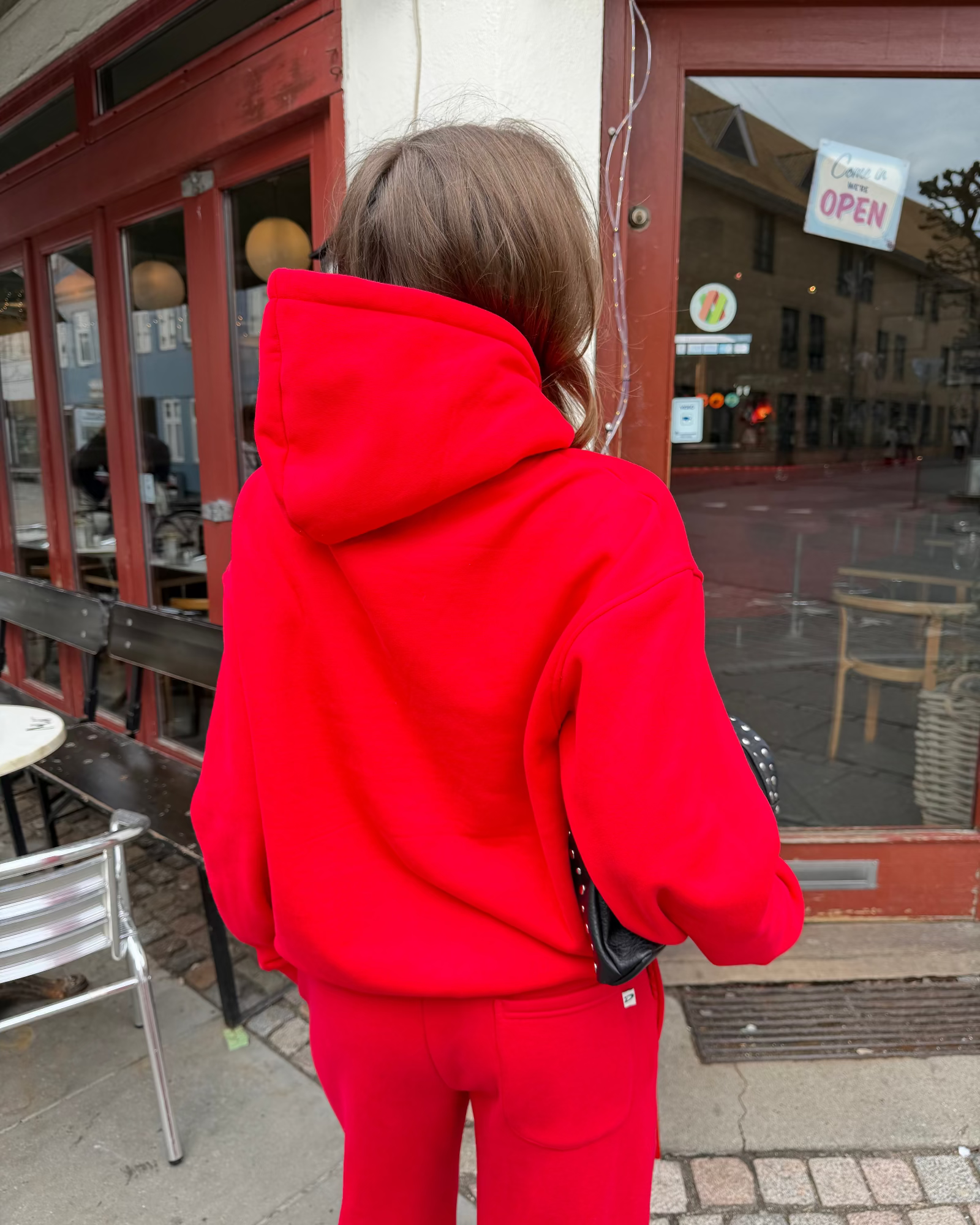 Rød oversized hoodie i blød bomuld set bagfra på model