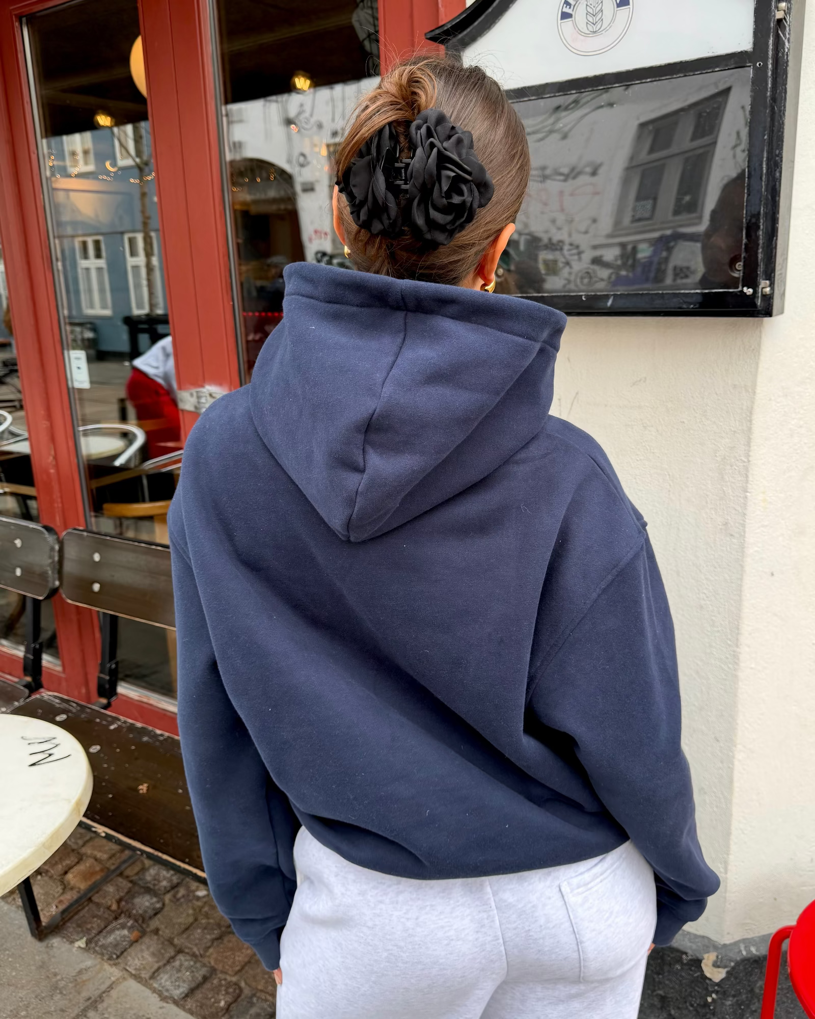 Oversized navy blå zip hoodie i bomuld set bagfra på en kvinde
