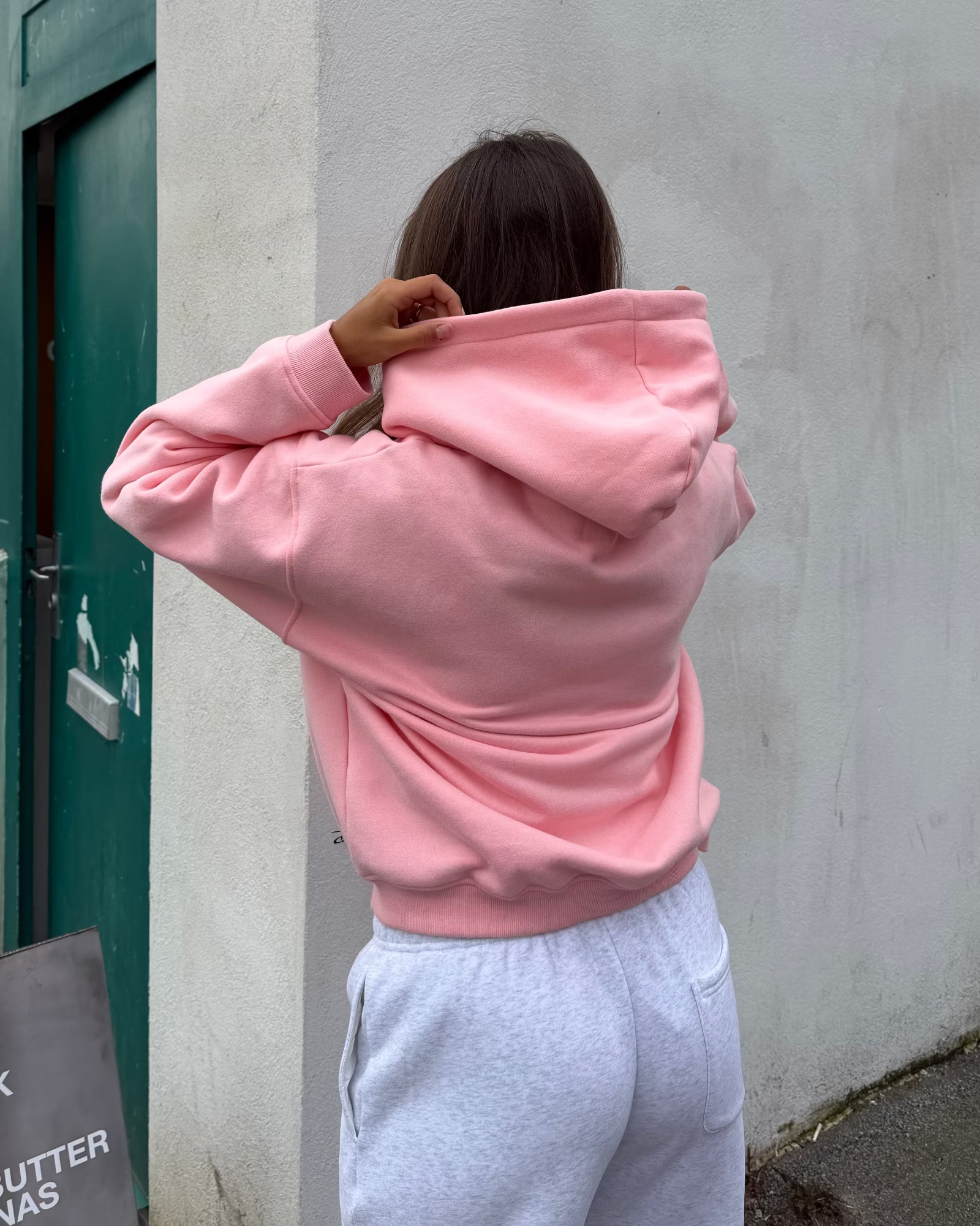 Lyserød oversized zip hoodie i bomuld set bagfra på en model