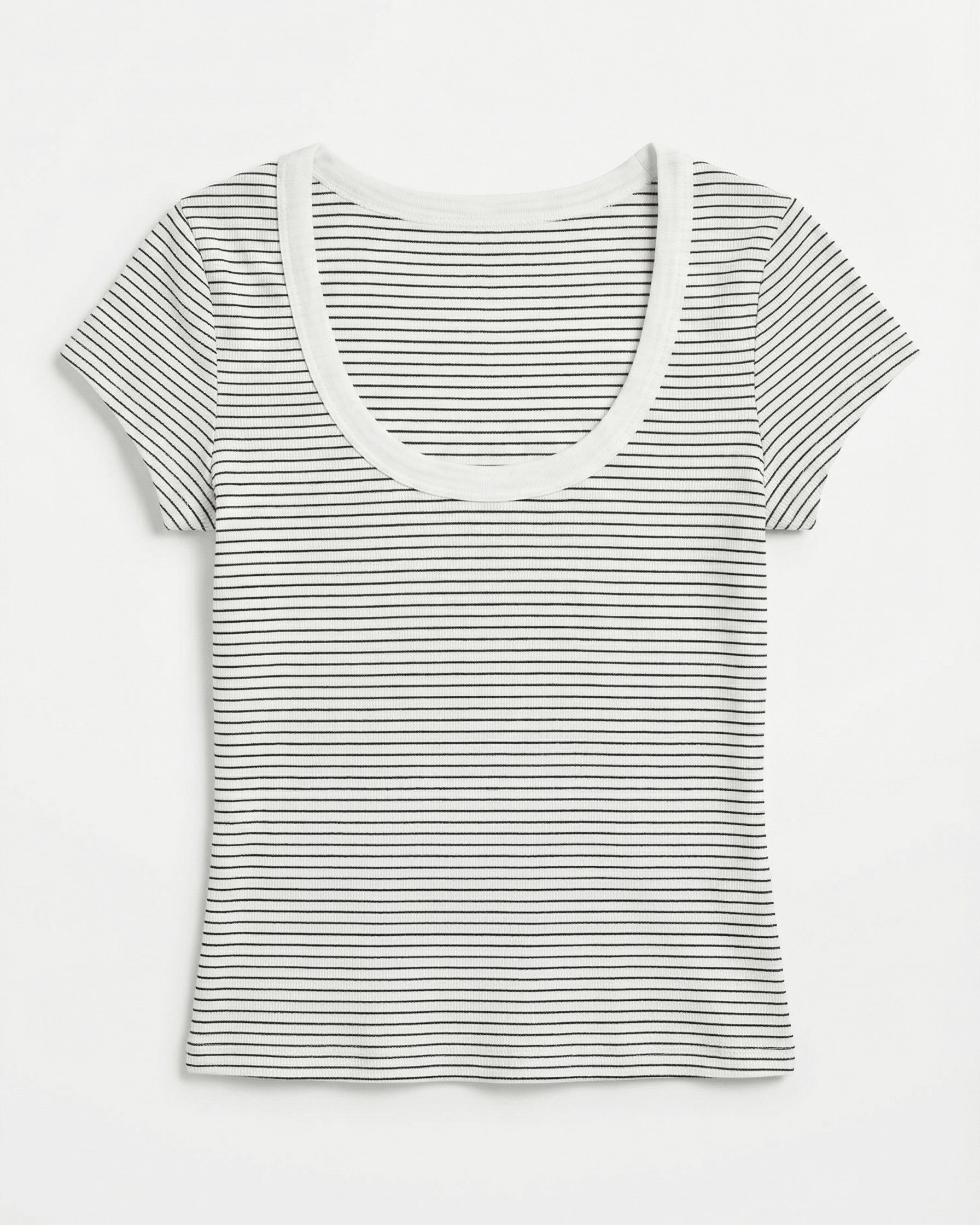 Hvid- og sortstribet t-shirt med dyb rund halsudskæring og korte ærmer