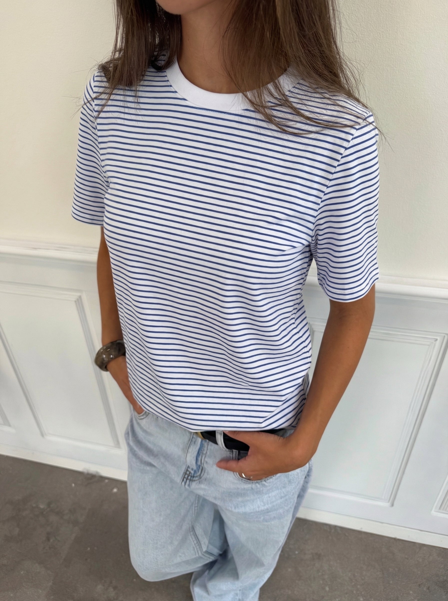 RIA SMALL STRIPE TEE - BRIGHT WHITE/HYDRANGEA - fra Dinvintageshop
