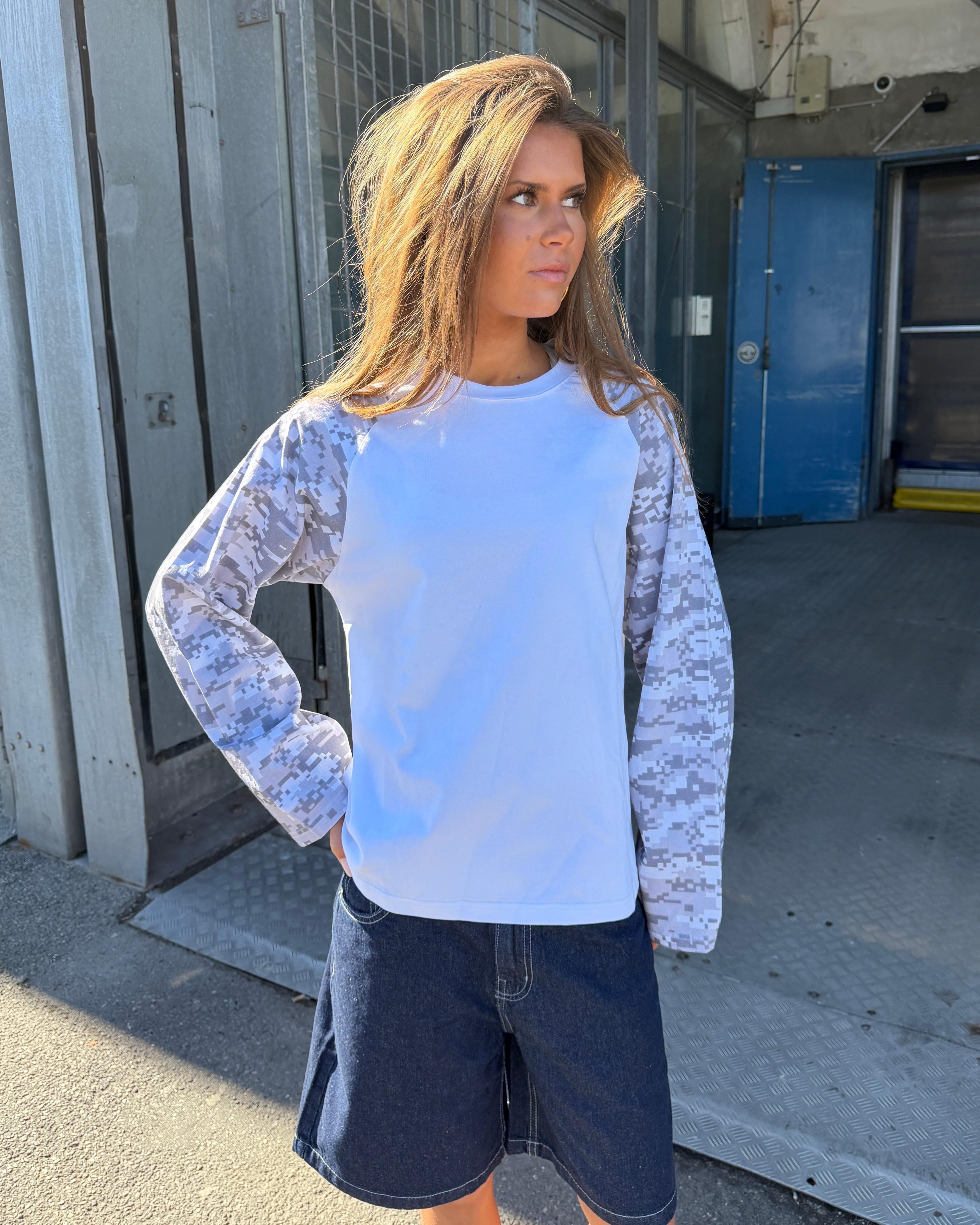 KLARA TEE - WHITE/GREY ARMY