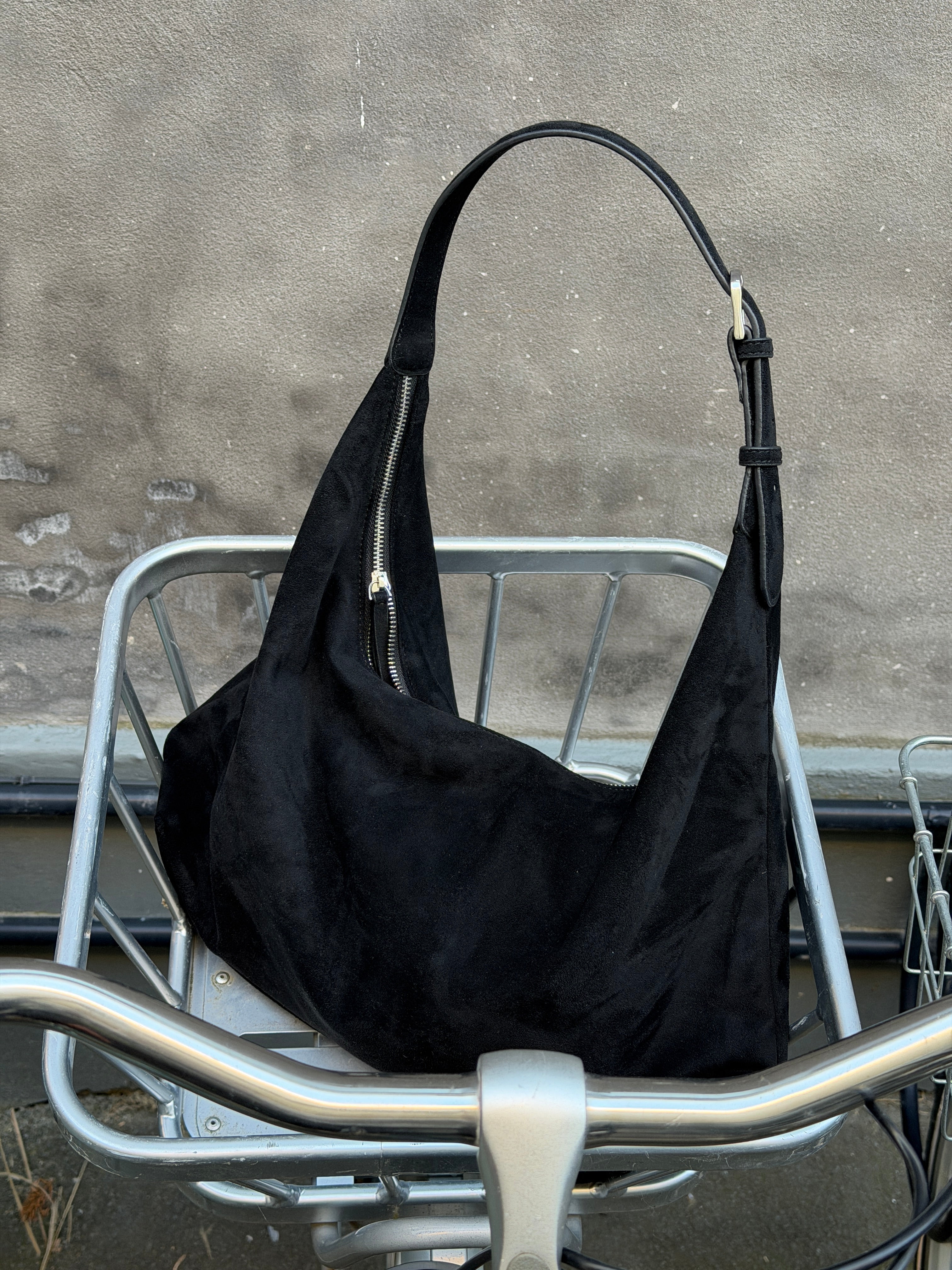LEAH SUEDE BAG - BLACK - Dinvintageshop