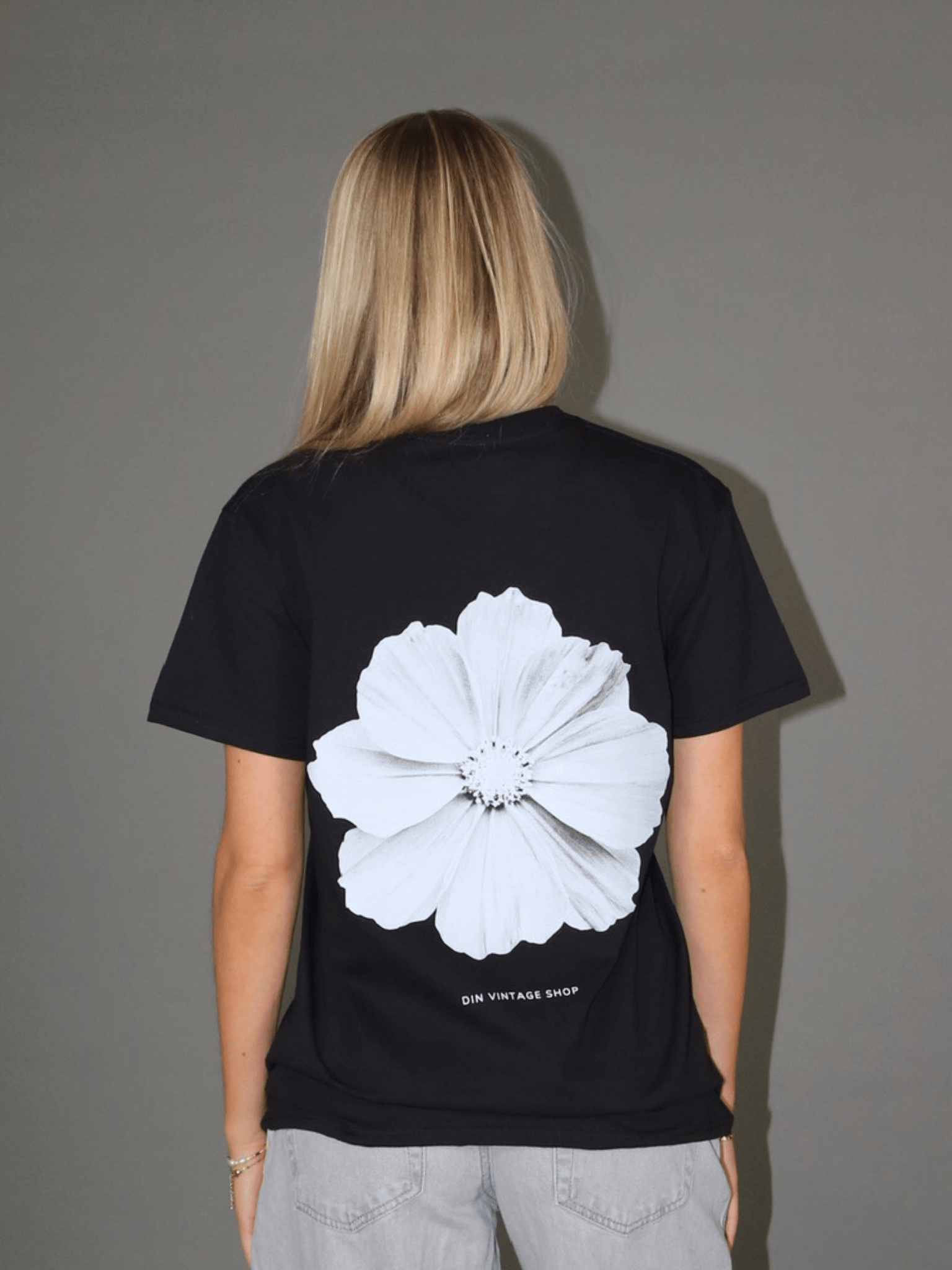 MONOCHROME FLOWER T - SHIRT (rygprint) - SORT - Dinvintageshop