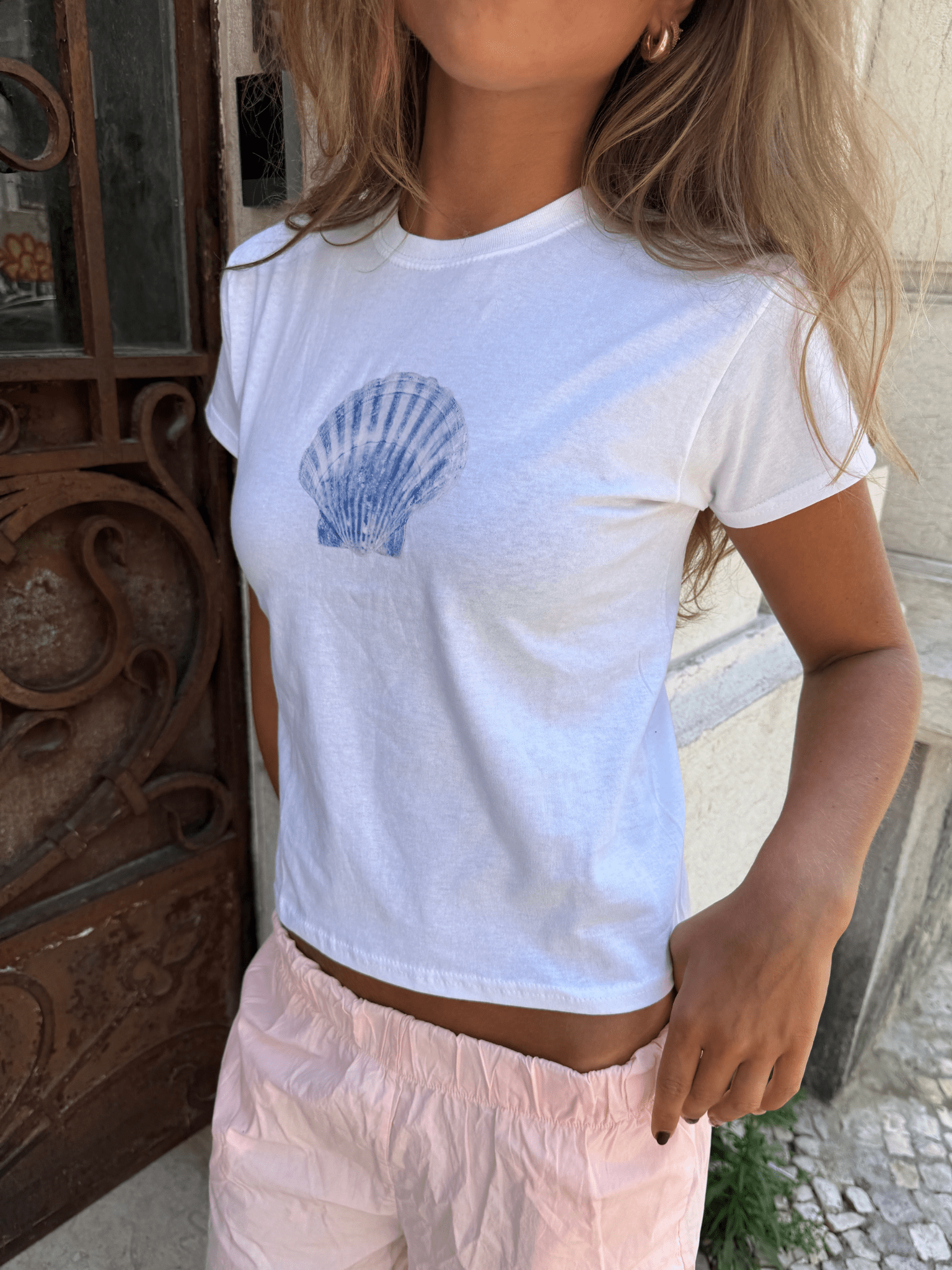 SHELLY (blå) BABY TEE - HVID - Dinvintageshop